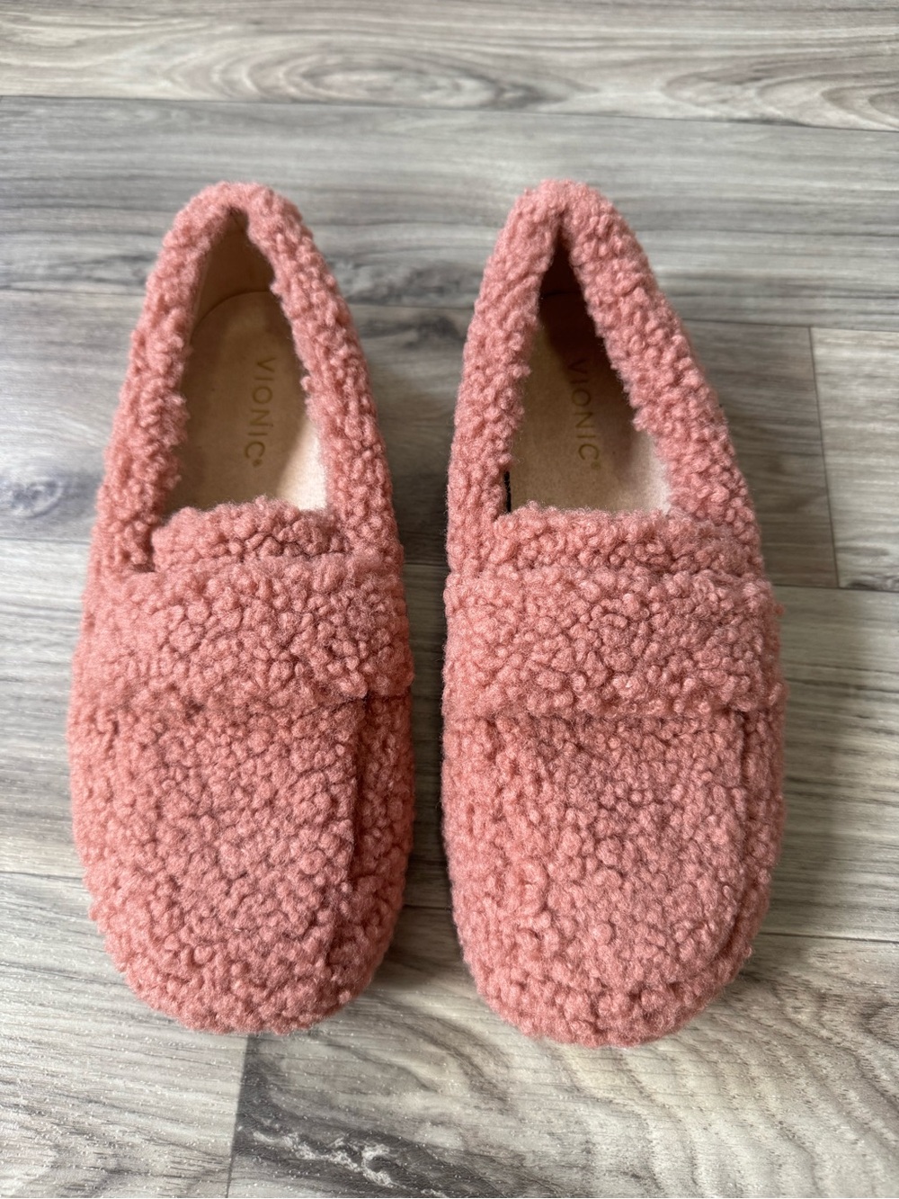Vionic Snuggle Faux Shearling Slipper in Cinder Rose Size 8 Wide